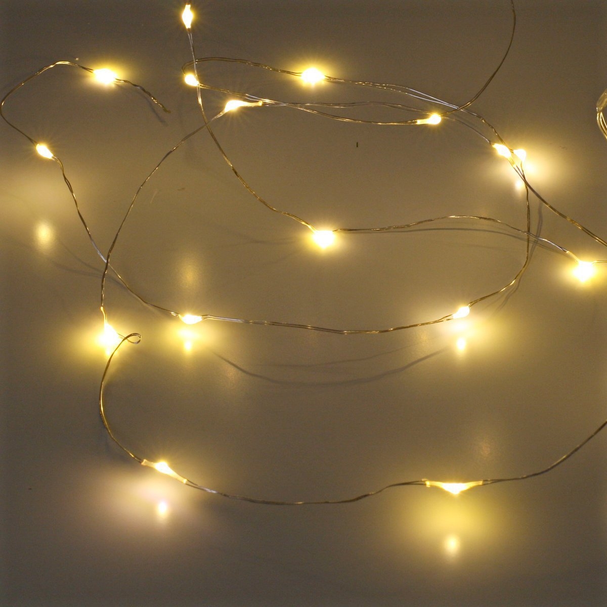 Sanniu Led String Lights, Mini Battery Powered Copper Wire Starry Fairy Lights, Battery Operated Lights for Bedroom, Christmas, Parties, Wedding, Centerpiece, Decoration (5m/16ft Warm White)